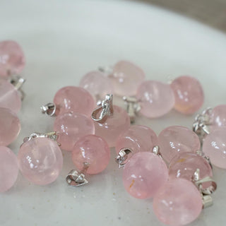 Gemmy Star Rose Quartz mini Apple pendant